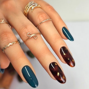 Emerald green and tortoise shell press on nails. Beautiful all year around and highly popular. Handmade pressons by a qualified uk nail tec