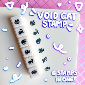 Puede incluir: Un conjunto de seis sellos cuadrados blancos con diseños de gatos negros y una espina de pescado. El texto "VOID CAT STAMP" y "6 STAMPS IN ONE!" están en azul. El fondo es blanco con acentos rosas y morados.