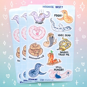 Puede incluir: Tres hojas de pegatinas con ilustraciones de serpientes de dibujos animados y leyendas humorísticas como "Stinky", "Food?" y "Still Hungry". Las pegatinas son de varios colores, incluyendo rosa, azul y amarillo, sobre un fondo de cuadrícula azul claro. El texto "Hognose Best!" está en la parte superior.