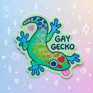 Pegatina holográfica brillante e impermeable con diseño de geco gay, lindo lagarto LGBTQ+, día de la naturaleza, geco, reptil, botella de agua para computadora portátil