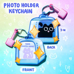 Puede incluir: Una taza de cerámica blanca con un asa negra y el texto "But First, Coffee" en negro, con una fuente de estilo manuscrito. La taza está sobre una superficie blanca.