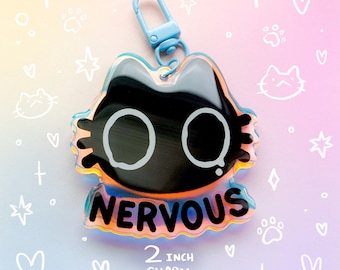 Puede incluir: Un dije negro con forma de gato con la palabra «NERVOUS» y el texto «2 INCH CHARM». El dije tiene un cierre azul y bordes iridiscentes. El fondo es un degradado de rosa, amarillo y azul con dibujos de garabatos. (aprox. 5 cm)