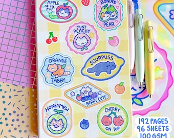 Fruit Kitty Carnet de croquis à couverture rigide en similicuir Journal en similicuir Chat mignon pique-nique autocollant fruits rétro cerise pêche pastel papeterie