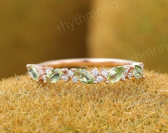 Alianza de boda de peridoto, alianza de boda de oro rosa, alianza de boda única de media eternidad, anillo de diamantes talla marquesa, alianza nupcial apilable a juego