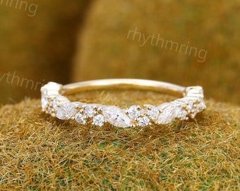 Delicata fede nuziale con moissanite, fede nuziale eternity unica in oro giallo, fede nuziale vintage con marquise, fede nuziale abbinata e impilabile, regalo.