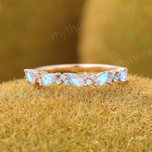 Alianza de boda vintage con piedra lunar talla marquesa. Alianza de boda única de ópalo rosa en oro. Alianza de media eternidad. Alianza nupcial apilable a juego.