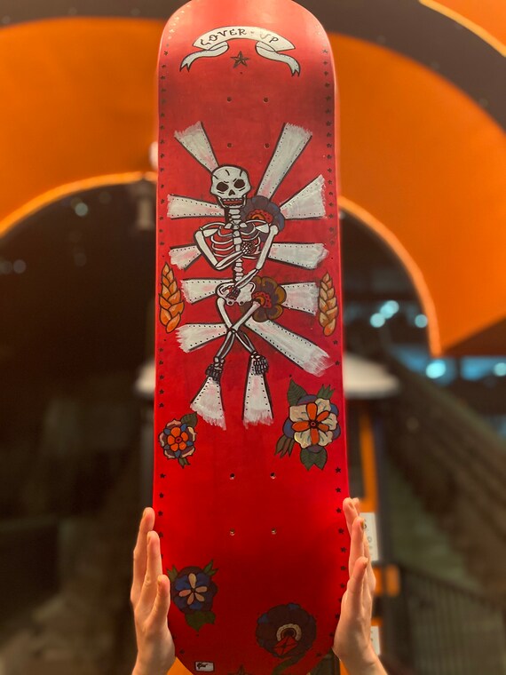 Skeleton on a skateboard | Premium Vector