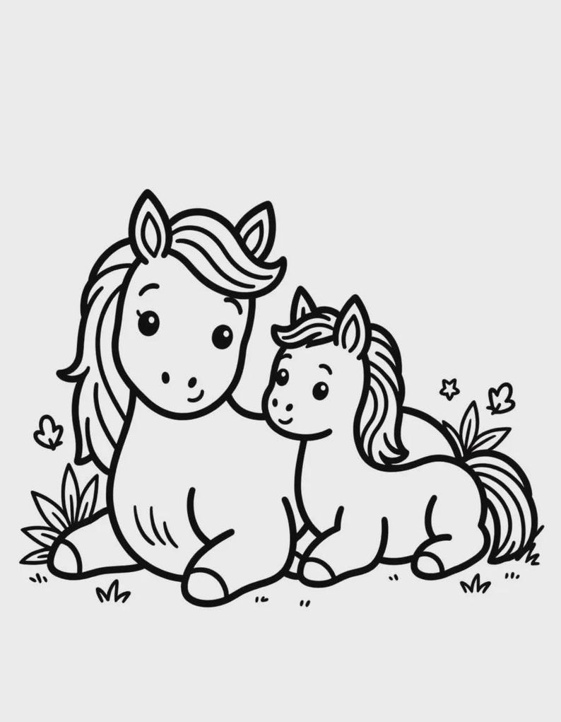 Puede incluir: Ilustraci&oacute;n en blanco y negro de una yegua y su potro. Los caballos est&aacute;n sentados uno al lado del otro, rodeados de hierba y peque&ntilde;as flores. La yegua tiene una melena y cola fluidas, mientras que el potro tiene una melena m&aacute;s corta.