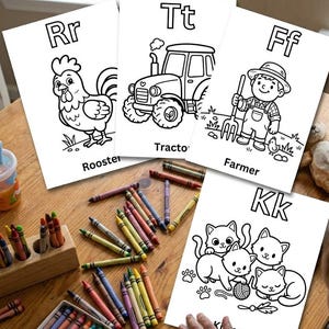 Puede incluir: P&aacute;ginas para colorear con las letras R, T, F y K, que representan un gallo, un tractor, un granjero y gatitos. L&aacute;pices de colores de varios colores est&aacute;n esparcidos alrededor de las p&aacute;ginas, listos para usar. Las p&aacute;ginas est&aacute;n sobre una mesa de madera.