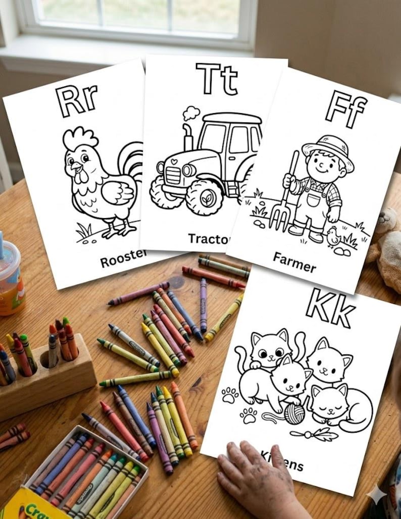 Puede incluir: P&aacute;ginas para colorear con las letras R, T, F y K, que representan un gallo, un tractor, un granjero y gatitos. L&aacute;pices de colores de varios colores est&aacute;n esparcidos alrededor de las p&aacute;ginas, listos para usar. Las p&aacute;ginas est&aacute;n sobre una mesa de madera.
