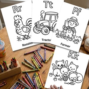 Puede incluir: Cuatro p&aacute;ginas para colorear blancas con ilustraciones de l&iacute;neas negras de un gallo, un tractor, un granjero y gatitos, cada una etiquetada con su letra y nombre. Una caja de madera llena de crayones de cera de colores est&aacute; cerca.