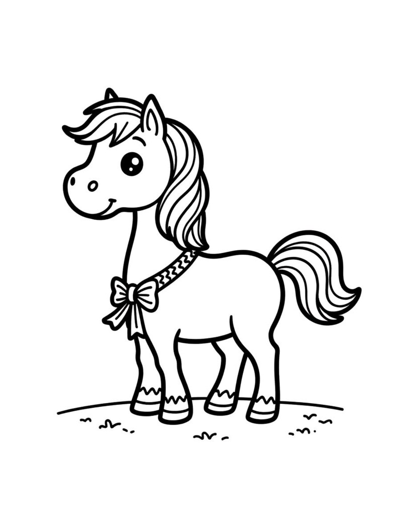 Peut inclure: Une illustration en noir et blanc au trait repr&eacute;sentant un poney debout sur un morceau d'herbe. Le poney pr&eacute;sente une crini&egrave;re fluide, une longue queue et un collier d&eacute;coratif avec un grand n&oelig;ud attach&eacute; autour du cou. Le dessin utilise des contours gras.