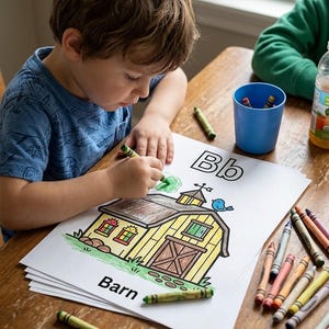Puede incluir: Una hoja de colorear blanca que muestra un granero amarillo con techo marr&oacute;n, un p&aacute;jaro azul y el texto Bb y Barn. La hoja se est&aacute; coloreando con un cray&oacute;n verde. Varios otros crayones de colores variados est&aacute;n esparcidos sobre la superficie.