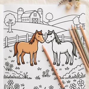 Peut inclure: Une page de livre de coloriage repr&eacute;sentant une sc&egrave;ne de ferme avec une grange, une cl&ocirc;ture et deux chevaux, un beige et un blanc, dans un champ de fleurs. Trois crayons de couleur beige et vert sont pos&eacute;s sur la page pr&egrave;s des chevaux.