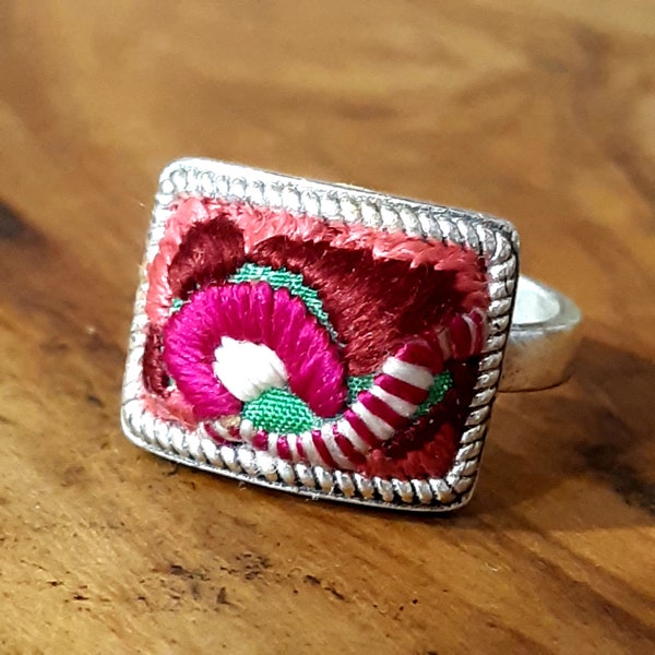 Bague Tissu et Broderie ancienne - bijou unique - bijou d'âme - recyclage - seconde vie - bijou original Maison MOAMA