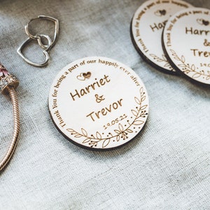 Magnet Say Thank You Favors for Guests, Personalised Rustic Wedding Favors with Engraved Names and Date | Handcrafted