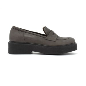 Mocassim feminino, mocassim cinza, plataformas grossas de couro, mocassim Tods, sapatos plataforma dos anos 1970, plataformas grossas, salto médio, mocassins femininos