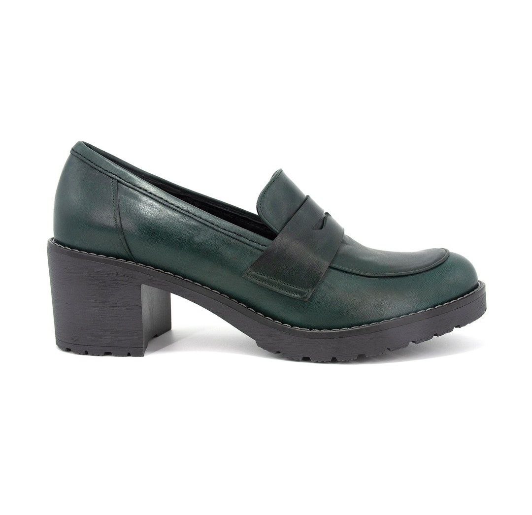 靴 Medallion Heel Loafer Navy Leather Mid Heel Loafer with Jewel Accent