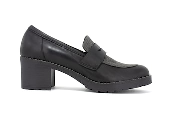 靴 Medallion Heel Loafer Navy Leather Mid Heel Loafer with Jewel Accent