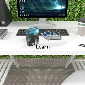 Pode incluir: Uma caixa azul e branca com o texto "PYTHON LANGUAGE CARDS" e uma imagem de uma pessoa com uma t&uacute;nica escura segurando um cajado. A caixa est&aacute; sobre uma mesa branca com um teclado, um monitor de computador e dois cart&otilde;es com desenhos azuis e brancos.