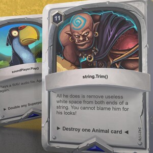 Könnte beinhalten: Eine Kartenspielkarte mit einer Illustration eines grünhäutigen Ogers mit einem blauen Wirbel auf seiner Stirn. Die Karte ist mit "string.Trim()" betitelt und lautet "Alles, was er tut, ist, überflüssigen Leerraum von beiden Enden einer Zeichenkette zu entfernen. Du kannst ihm sein Aussehen nicht vorwerfen!" Die Karte sagt auch "Eine Tierkarte zerstören".