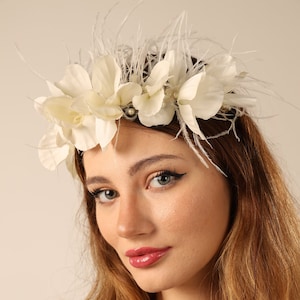 Coroa de flores, headpiece floral, coroa de halo, tiara de noiva, flores tiaras de noiva, acessórios de cabelo de flores de penas, coroa de casamento, tiara