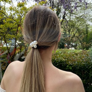 Pearl hair tie, Pearl Ponytail Hair Tie, Hair Accessories, Pearl Bun Holder, Glass Pearl Bridal Hair Jewelry, Minimalist Wedding Hair Piece