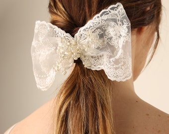 Lazo de novia con encaje de perlas: pinza de tul para el pelo de boda