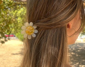 Gold Daisy Hair Claw Clip – Elegant Floral Accessory for 