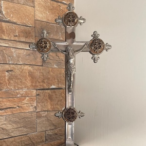 Antikes Kreuz Metall Großes antikes französisches Kruzifixkreuz religiöse Jesus Christuskirche Jesus-Kunst selten