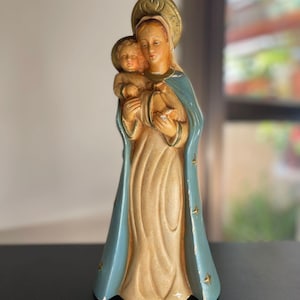 Antyczna figurka niemowlęcia w stylu Art Deco z gipsu przedstawiająca Matkę Boską Madonnę z XX wieku
