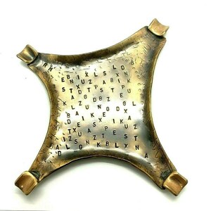 Cenicero antiguo Rare Brass Holy Land Hecho a mano Letras A-Z siglo 18