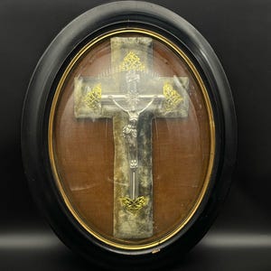 Antikes konvexes Glaskuppel-Kruzifix-französisches antikes Kreuz-ovales Holzrahmen-Kreuz-Samt-Holz-Glas-selten