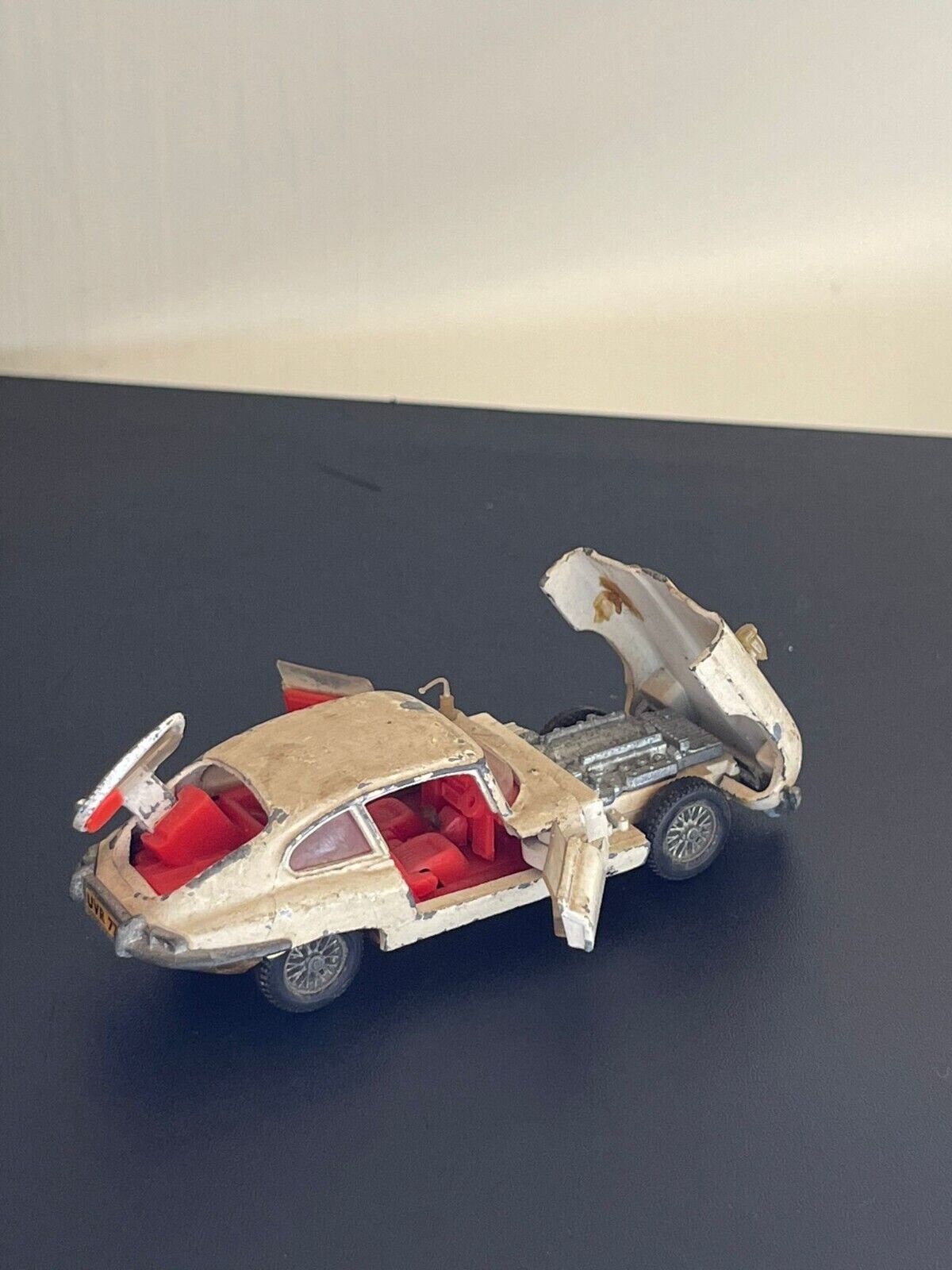 Vintage Dinky Toys Jaguar E Type 2+2 Metal Model Car 131