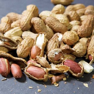 Peut inclure: Gros plan sur un tas de cacahu&egrave;tes dans leurs coquilles. Certaines cacahu&egrave;tes sont cass&eacute;es, r&eacute;v&eacute;lant la cacahu&egrave;te rouge-brun &agrave; l'int&eacute;rieur.