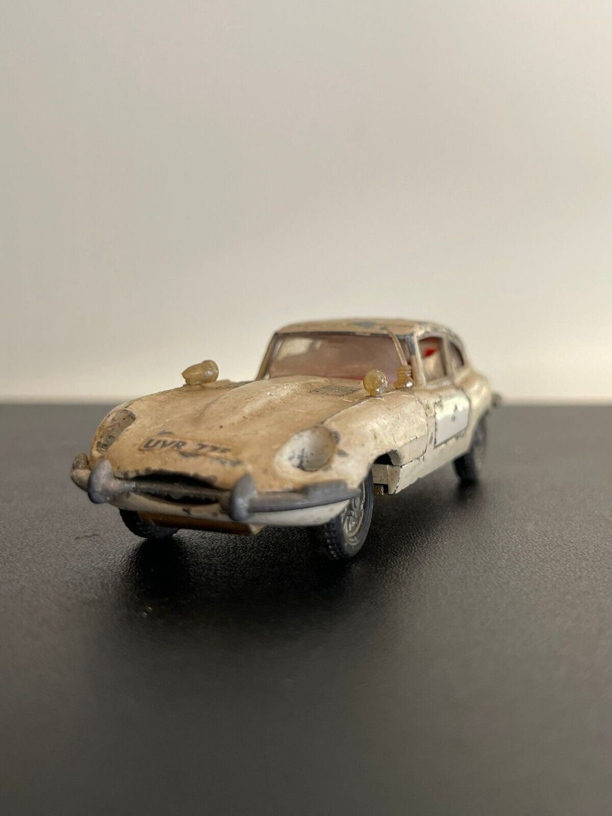 Vintage Dinky Toys Jaguar E Type 2+2 Metal Model Car 131
