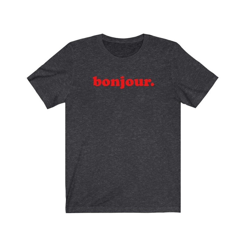 Pode incluir: Uma camiseta cinza escura com a palavra "bonjour" impressa em vermelho.