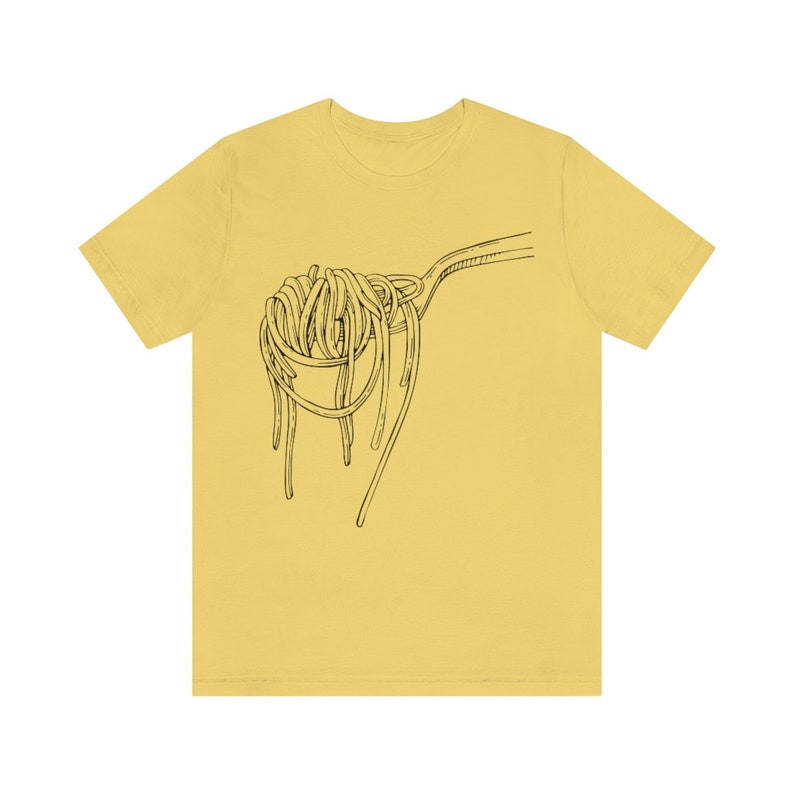 Op de afbeelding: Een geel T-shirt met een zwart-witte illustratie van spaghetti op een vork.