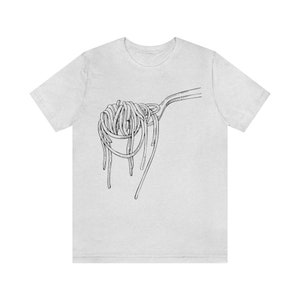 Op de afbeelding: Een wit T-shirt met een zwarte lijntekening van een vork met spaghetti erop.