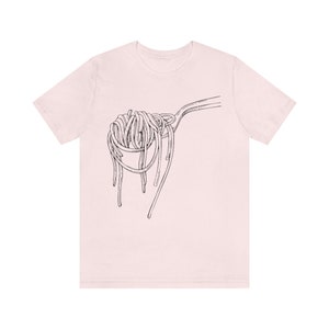 Op de afbeelding: Een roze T-shirt met een zwarte lijntekening van een vork met spaghetti erop.