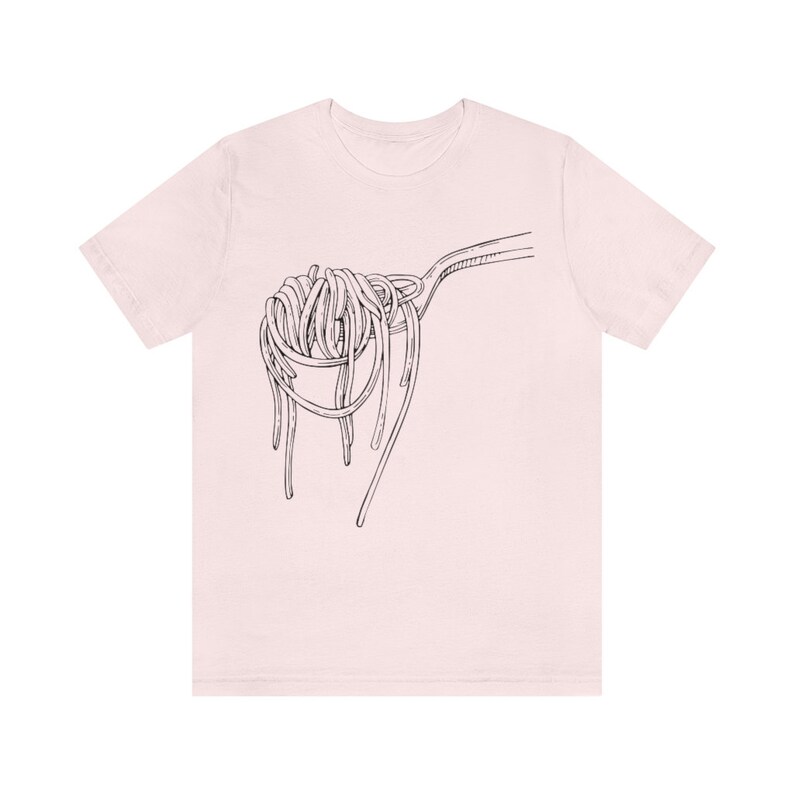 Op de afbeelding: Een roze T-shirt met een zwarte lijntekening van een vork met spaghetti erop.