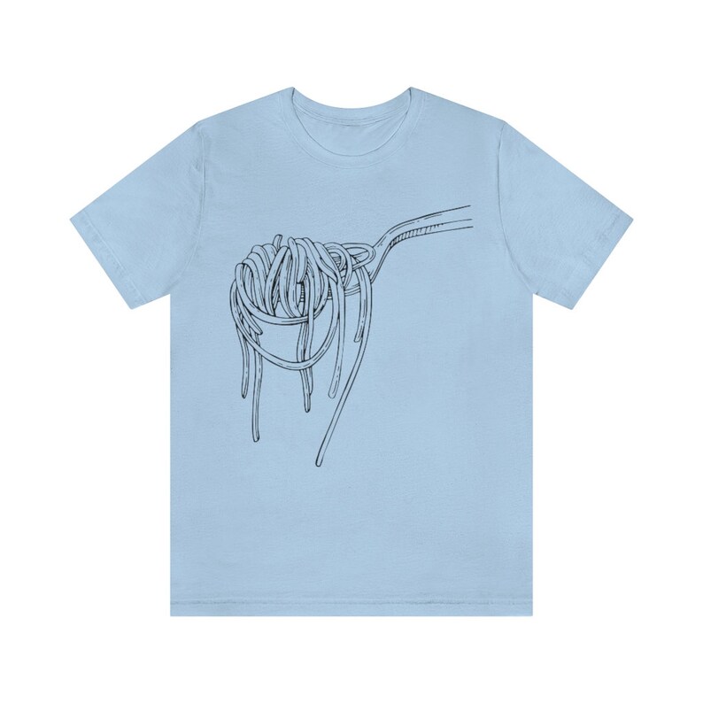 Op de afbeelding: Een lichtblauw t-shirt met een zwarte lijntekening van een vork met spaghetti erop.