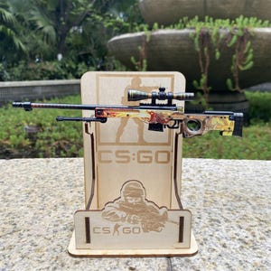 Op de afbeelding: Een set van drie keramische mokken met een gespikkelde, matte afwerking. De mokken zijn in crème, lichtgrijs en donkergrijs. Elke mok heeft een eenvoudig, modern ontwerp en een afgeronde handgreep.