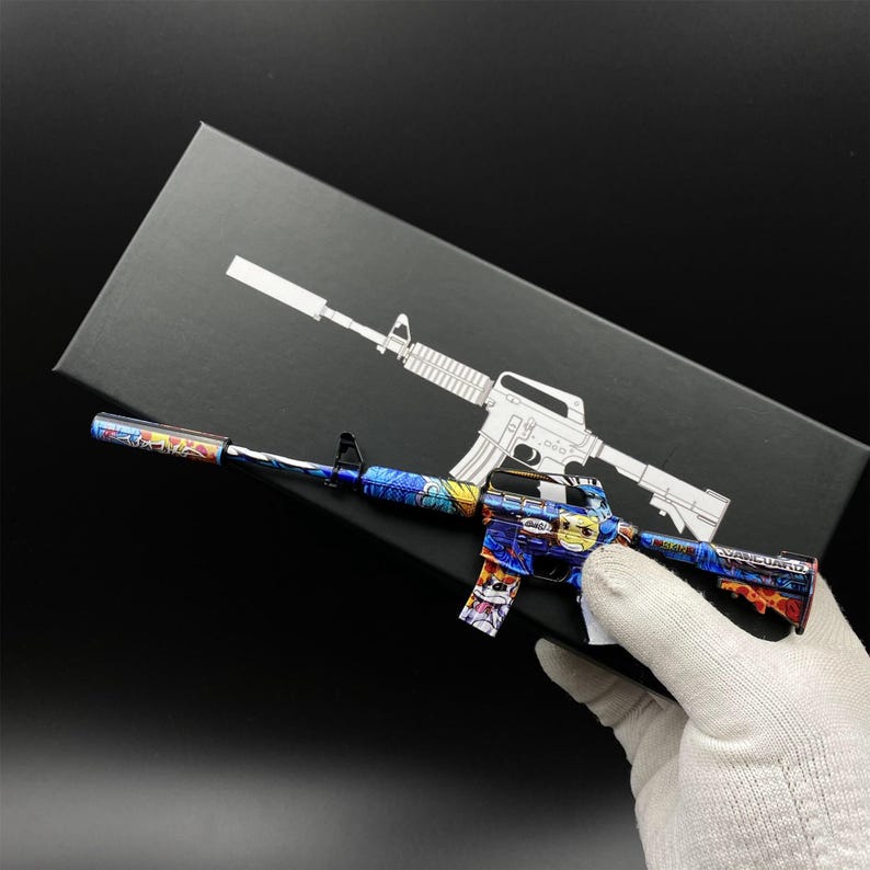 Pu&ograve; includere: Un fucile giocattolo colorato con un design vibrante, con sfumature di blu, arancione e giallo. Il fucile &egrave; tenuto contro uno sfondo nero con un contorno bianco di un fucile simile. Il design include un personaggio dei cartoni animati.