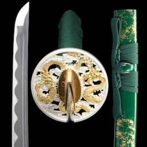 Op de afbeelding: Gedetailleerde weergave van een Japans katana-zwaard. Het lemmet is zilverkleurig en de handgreep is omwikkeld met groen koord. De pareerstang heeft een gouden drakenontwerp op een witte achtergrond. De schede is groen met gouden accenten.