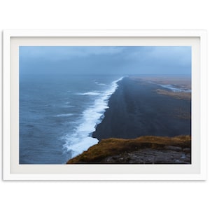 Stampa di Vík, Islanda per decorazione murale, spiaggia di sabbia nera, fotografia artistica, paesaggio minimalista