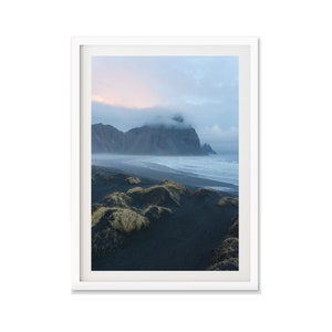 Fotografia dell'Islanda meridionale, spiaggia di Stokksnes, Vestrahorn, paesaggio nordico, stampa artistica di una spiaggia di sabbia nera per la decorazione murale