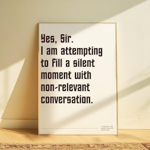 Könnte beinhalten: Ein gerahmter Druck mit dem Text "Yes, Sir. I am attempting to fill a silent moment with non-relevant conversation." Der Text ist in dunkelbrauner Schrift auf cremefarbenem Hintergrund. Der Rahmen ist hellbraun.