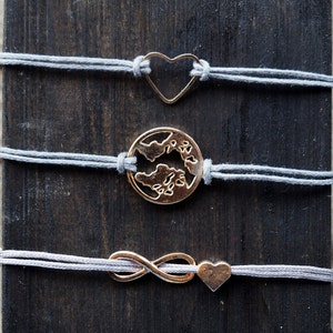 Assortiment de bracelets or - infini, mappemonde, cœur