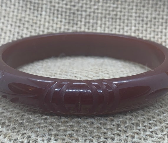 Vintage Red Bakelite Bangle, Carved Bakelite Bang… - image 2